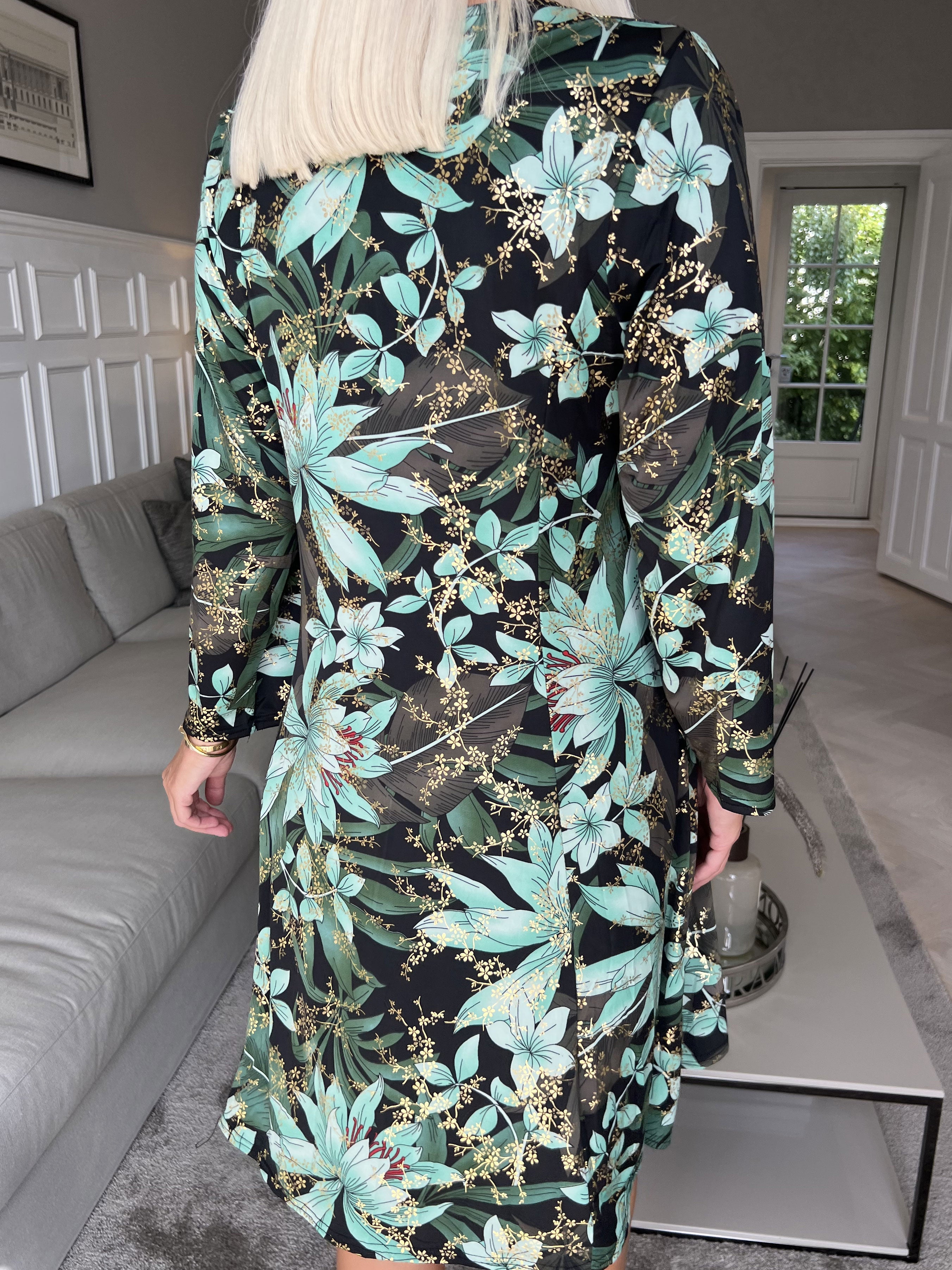 Maj Long Sleeve - Elastisk klänning i mönster med gulddetaljer